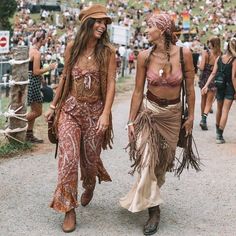 Woodstock Outfit, 60s Fashion Hippie, Look Da Festival, Mundo Hippie, Woodstock Hippies, Boho Festival Outfit, 00s Mode, Leather Feathers