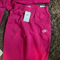 Size Xl In Kids Nike Sets, Nike Set, Sports Outfits, Bday Wishlist, Cute Nike Outfits, Cute Nike, Cute Nikes, Track Suit, Nike Pink