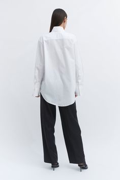 Our oversized tailored shirt is made of 100% organic cotton poplin. The shirt features a traditional collar, button stand with mother of pearl buttons and oversized cuffs with our signature button detail. Classic Oversized Poplin Blouse, White Oversized Poplin Shirt, White Relaxed Fit Poplin Shirt, Elegant Button-up Poplin Shirt, Oversized Poplin Button-up Top, French Seam, Double Breasted Jacket, Poplin Shirt, Mother Of Pearl Buttons