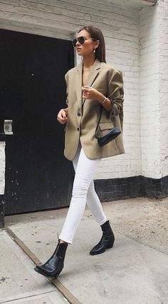 Beige Blazer Outfit, Western Boots Outfit, Minimalist Fashion Women, Tan Blazer, Neutral Fashion