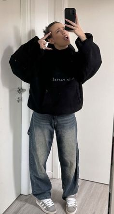 Hoodie Aesthetic Outfit, Black Hoodie Aesthetic, Baggy Jeans Outfit Winter, Lisa Lucchetta, Black Hoodie Outfit, Outfit Campus, Blue Baggy Jeans, Outfit Shein, Mode Ulzzang