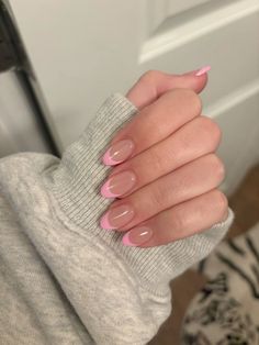 The classic French manicure gets a fall update with shades of pink. Instead of the traditional white tips, you can try soft or bright pink for a refreshing twist. This style still offers the same elegance of a French manicure but with a playful, modern touch. Whether you choose pale pink for a subtle look or hot pink for something bolder, this style is perfect for those who love timeless nails with a seasonal flair. It’s an ideal choice for both casual outings and more formal events during fall. Cute Nails Acrylic Pink French Tip, Nails Inspiration Pink French Tip, Nail Acrylic French Tips, Nails Short Oval French, Nail Inspo Almond Back To School, Light Pink Acrylic Nails French Tip, Cute Pink Nails French Tip, Acrylic Nails With Pink Tips, Pink Nail With French Tip