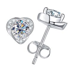 Les boucles d'oreilles Heart Love Stud sont ornées de pierres précieuses Moissanite qui donnent aux boucles d'oreilles brillance et clarté. La moissanite est réputée pour sa beauté et constitue une excellente alternative aux diamants traditionnels. Fabriquées en argent sterling de première qualité, ces boucles d'oreilles sont durables, de haute qualité et accrocheuses. Le design en forme de cœur est à la fois délicat et chic, ce qui le rend parfait pour un usage quotidien ou pour des occasions Stud Design, Traditional Diamond, Luxury Earrings, Moissanite Earrings, Earrings Elegant, Earring Sale, Girly Jewelry, Diamond Stud, Heart Love