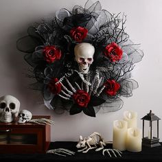 Head Garland, Cheap Halloween Party, Rosé Halloween, Mesh Garland, Haunted Mansion Halloween, Red Rose Wreath, Halloween Door Wreaths, Spooky Wreath, Halloween Mesh Wreaths