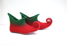 Must have for Christmas- felted elf shoes :) Awesome unique gift from Zavesfelt- colorful felted slippers, fairy shoes, pixie elf shoes, costume shoes, wool shoes, larp shoes, filzpantofeln, magic shoes, woodland shoes, Christmas shoes, curly toe shoes, renaissance shoes, felted boots, fantasy shoes, colorful boots, medieval shoes, cosplay shoes, fairytale shoes, fairyland, woolen boots. CAN BE MADE IN ANY SIZE AND COLOR. I can make hat with curly top for the whole set. Continue shopping with ha Boots Medieval, Shoes Medieval, Woodland Shoes, Colorful Boots, Shoes Costume, Warm Gifts, Fairytale Shoes, Elf Slippers, Medieval Shoes