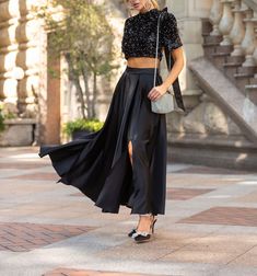 Lorrie Cropped Sequin Top and Silken Skirt With Slits - Hot fashionista Mock Neck Short Sleeve, Midaxi Skirt, Skirt Draping, Chic Skirt, Lace Top Dress, Chic Skirts, Bow Top, Va Va Voom, Backless Maxi Dresses