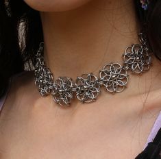 Inspiré du pattern "Borealis Unit", je lui ai apporté quelques modifications qui m'ont permis de donner cet aspect fleuri. Chainmail Jewelry Patterns, Chain Mail Pattern, Chainmail Necklace Pattern, Chainmail Jewelry Necklaces, Luxury Chainmail Metal Jewelry, Metal Chainmail Choker Necklace, Chainmaille Choker, Chainmail Earrings, Chain Maille Patterns