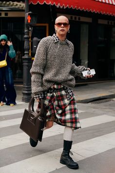 Punk Style Outfits, Kilt Outfits, Genderless Fashion, Streets Of Paris, Foto Tips, Looks Street Style, 가을 패션, Inspiration Mode