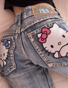 Mini Hello Kitty Backpack, Hello Kitty Outfit, Hello Kitty Products, 1990 Style, Jeans Trend, Latina Outfits, Kitty Clothes, Hello Kitty Rooms, Hello Kitty Clothes