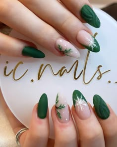 Nail Art December, Yule Nail Art, Christmas Nail Green, December Nails Green, Nail December, Yule Nails, Green Christmas Nails, Nails December