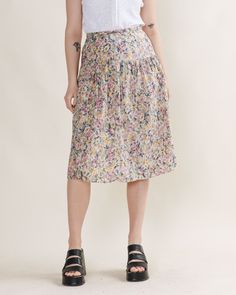 ROMANTIC MIDI SKIRT WITH PASTEL FLORAL PATTERN SIZE S WAIST MEASURED 13.5IN Material unknown, seems to be cotton  Model usually wears size S/M and is 168cm tall.  Great condition, keep in mind that it is used item and signs of natural wear/age might appear, check pictures for more. If you have any questions about item don't hesitate to message us. When buying from HungerVintage you support small sustainable business.  Thank you! Vintage Tiered Skirt Bottoms For Spring, Floral Print Cotton Midi Skirt, Cotton Midi Skirt With Floral Print, Floral Print Cotton Skirt, Cotton Floral Print Skirt, Retro Cotton Tiered Skirt, Spring Cotton Lined Skirt, Relaxed Cotton Floral Print Skirt, Cotton Floral Print Relaxed Skirt