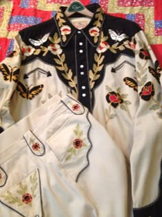 Rodeo Ben i think Western Embroidery Designs, Nudie Suit, Goth Cowboy, Embroidered Suits, Rhinestone Cowboy, Vintage Western Wear, Cowboy Stuff, Western Suits, Cowboy Girl