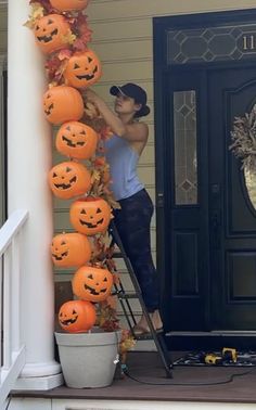 Pumpkin Tower - Well She Tried Yard Decorations Diy, Halloween Yard Decorations Diy, Halloween Front Door Decor, Halloween Outdoor Decoration, Nightmare Before Christmas Tree, Halloween Pumpkin Diy