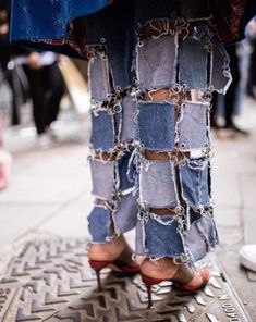 Jeans With Chains, Deconstruction Fashion, Trend Council, London Fashion Week Mens, Men's Denim Style, London Fashion Weeks, Diy Vetement, Denim Inspiration, Denim Projects