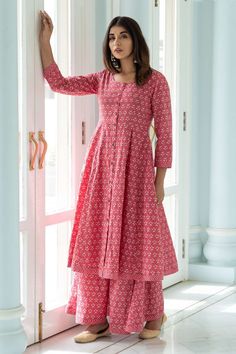 floral print wallpaper Sleeves design for kurtis Cotton Floral Dress Designs, Simple Cotton Anarkali Dress, Pink Dress Design Style, Cotton Sarara With Kurti, Printed Dress Designs Patterns, Designs For Suits For Women, Cotton Jaipuri Print Kurti Designs, Cotton Frock Kurti Designs, Cotton Dresses Pattern