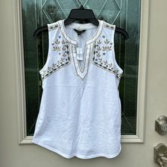 Nwt Banana Republic Shirt Xs. White With Embroidery On Sleeves. Mark Through Tag To Prevent Returns. Some Makeup Near Inside Of Collar. Smoke And Scent Free Home. Casual White Sleeveless Embroidered Top, Casual White Tank Top With Floral Embroidery, Casual White Cotton Embroidered Top, White Cotton Embroidered Casual Top, Casual Sleeveless Embroidered Top, Casual Fitted Embroidered Top For Vacation, Embroidery On Sleeves, Banana Republic, Color White