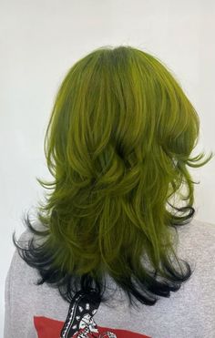 Green Hairstyles, Hair Style Natural, Hairstyles Locs, Hair Dye Videos, Olive Hair, Dark Green Hair, Green Hair Dye, Hair For School, Dyed Hair Inspiration