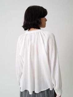 Composition : 100% CottonCountry of Origin : Republic of Korea White Long Sleeve Effortless Top, Effortless White Long Sleeve Top, White Cotton Blouse With Relaxed Fit, White Relaxed Fit Blouse For Spring, Effortless White Blouse For Daywear, Effortless White Blouse For Spring, White Relaxed Fit Blouse For Daywear, White Relaxed Fit Long Sleeve Blouse, Effortless White Summer Blouse