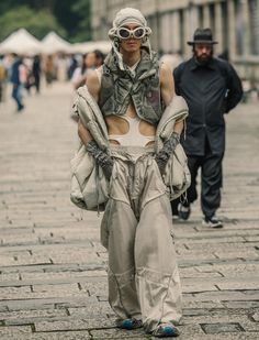 Desert Cyberpunk, Dune Fashion, Steampunk Elf, Lake Natron, Gladiator Design, Outfit Ideas For Ocs, Desert Warrior, Ideas For Ocs, Dystopian Fashion