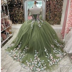 Quince Outfit, Quinceanera Checklist, Ball Gown Sweet 16, Quince Planning, Xv Ideas, Vestido Charro, Yeri Mua, Mexican Quinceanera, Green Quinceanera Dresses