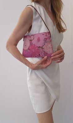 Mini and elegant shoulder bag with genuine leather handle, cotton fabric, lined with polyester fabric, magnetic button closure, this bag is an elegant complement to your look, made with care and attention. 25cm long 17cm high 54cm așa length 20cm drop length Bag Flower, Elegant Bags, Bag Elegant, Flower Bag, Fabric Bag, Bag Bag, Small Bag, Leather Handle, Purses And Handbags