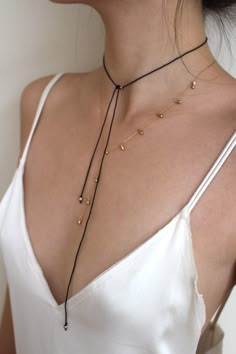 Chocker Neckless Outfit, Chockers Ideas, Minimalist Handmade Choker Jewelry, Handmade Minimalist Choker Chain Necklace, Adjustable Minimalist Choker, Choker Ideas, Minimalist Metal Choker Necklace, Chokers Aesthetic, Chocker Wire Necklace