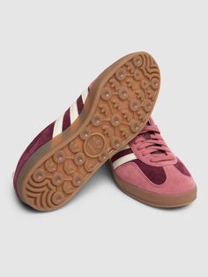 Suede and synthetic upper. Front lace-up closure. Logo details. Rubber outsole