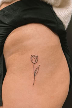 These stunning flower tattoo designs are stunning... Looking for gorgeous flower tattoo for women ideas? These simple flower tattoos designs are a MUST-SEE Tattoo Designs For Women Legs Ideas, Tatoos Woman Simple, Tatoos Woman Flowers, Small Tattoo Ideas For Women Simple, Flower Small Tattoos, Simple Cute Tattoos For Women, Simple Flower Tattoo Designs, Korean Tattoo Designs, Flower Petal Tattoo