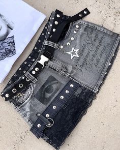 Transgredete | POLLERA Y2K by TRGT 💋🖤 Mini estampada con detalles de encaje y cinto incluido, la remera algodón con lycra es opcional también tiene... | Instagram How To Make A Mini Skirt, Dresses Over Jeans, Mini Shorts Outfit, Ropa Upcycling, Diy Pants, Easy Diy Clothes, Skirt Diy, Look Festival, Fashion Geometric