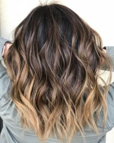 La tendance du ombré hair n’est pas née hier, cela fait plusieurs années maintenant qu’elle rencontre un succès fou et le moins que l’on puisse... Ombre Hair Color For Brunettes, Short Brunette Hair, Balayage Hair Color Ideas, Brown Ombre Hair, Blond Balayage, Balayage Hair Color, Brunette Balayage, Dark Hair With Highlights, Brunette Balayage Hair