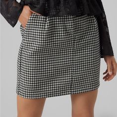 Vero Moda Harper Houndstooth Miniskirt Black And White Houndstooth Soft Polyester Fabric Size 4 Zipper And Clasp Enclosure New With Tags Black Houndstooth Mini Skirt, Black Mini Skirt With Houndstooth Pattern, Black Houndstooth Mini Skirt For Winter, Houndstooth Mini Skirt For Fall, Winter Black Houndstooth Mini Skirt, Elegant Houndstooth Mini Skirt, Elegant Black Houndstooth Skirt, Elegant Black Houndstooth Pattern Skirt, Elegant Black Skirt With Houndstooth Pattern