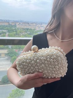 Meet our royal pearl clutch collection Unlimited handmade bead clutch evening pearl bag to finish off your outfit. Perfect as a bridesmaid bag, Soft and elegant you can give your bridesmaids the ultimate perfect pouch! Decoration: Pearl Lining Material: Polyester Pearl Bags, Pearl Clutch Bag, Silver Clutch Bag, Beads Bag, Gala Looks, Beaded Clutch Bag, Pearl Clutch, Clutch Bag Wedding, Buy Pearls