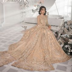 Walima Outfit, Fall Maxi Skirt Outfits, Beige Lehenga, Maxi Skirt Fall, Pakistani Traditional, Bridal Dupatta, Attractive Dresses, Lehenga Gown, Maxi Skirt Outfits