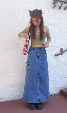 Maxi Jean Skirt Outfits Y2k, Long Skirt Layered Outfit, Denim Maxi Skirt Outfit Y2k, Long Jean Skirt Outfits Aesthetic, 90s Maxi Skirt Outfit, Jean Long Skirt Outfits, 90s Long Skirt Outfits, Skirt Outfits Vintage, Business Casual Outfits Skirt