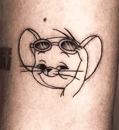 Tatuagens femininas para se inspirar Tom And Jerry Tattoo Design, Jerry Tattoo Design, Tom And Jerry Tattoo, Jerry Tattoo, Small Matching Tattoos, Cool Arm Tattoos, Hand Tattoos For Guys