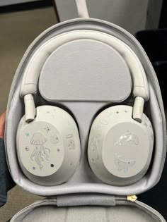 sony headphones with stickers Headphone Decoration, Cute Headphones, Sony Headphones, Retro Gadgets, White Headphones, Noise Cancelling Headphones, I Got It, Noise Cancelling, Cool Gadgets