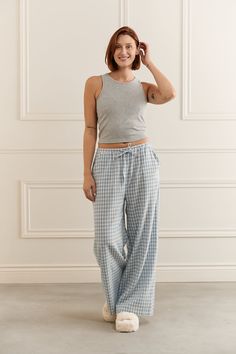 Une camisole basique et confortable! Portez-là avec votre bas de pyjama préféré ou encore votre jeans du moment! Un basique pour tous les jours! Camisole à bretelles larges Encolure ronde Longueur en dessous du nombril Fabriqué au Canada Fit ajusté. Nous vous conseillons de choisir votre taille habituelle pour obtenir le même fit que sur les mannequins. Les mannequins mesurent 5pi9 et 5pi6 et portent respectivement les grandeurs petit et 1X. Composition : 84% polyester, 11% viscose, 5% élasthann Summer Crew Neck Tank Top For Loungewear, Crew Neck Tank Top For Spring Loungewear, Spring Crew Neck Tank Top For Loungewear, Scoop Neck Tank Top For Spring Loungewear, Chic Crew Neck Tank Top For Loungewear, Casual Crew Neck Tank Top For Loungewear, Casual Crew Neck Tank Top For Day Out, Spring Racerback Tank Top For Loungewear, Casual Stretch Cami Bottoms