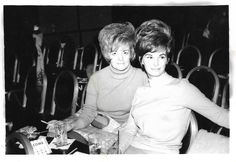 Hairspray Convention Vintage Snapshot 1960’s Teased Hair Beehive Hairdo Pretty Turtleneck Sweater Girl & Mature Woman Found Photo Updo Hairstyles Wedding Guest, Hair Beehive, Updo Hairstyles Wedding, Hairstyles Wedding Guest, Side Swept Hairstyles, Air Dry Hair, Dress Hat