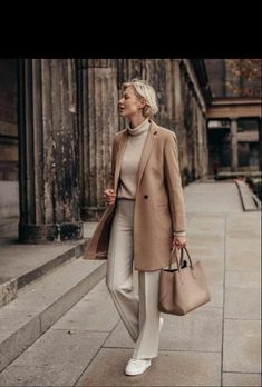 Classic Fashion Looks, Style Désinvolte Chic, Fashion And Beauty Tips, Mom Outfits, Classy Women, Seasonal Fashion, Salvatore Ferragamo, Classy Outfits