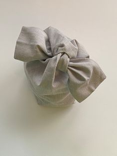 a gray headband with a bow on it's side and the words free pattern below