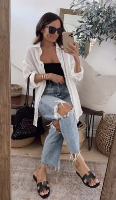 Outfits With White Button Up Shirt Women, Vacation Outfits Jeans, White Cotton Button Down Shirt Outfit, Florida Outfits Plus Size, White Linen Button Down Shirt Outfit, Portland Outfits, Key West Outfit Ideas, White Linen Shirt Outfit, Outfit Ideas With Jeans