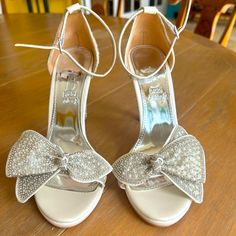 We Reveal The Perfect Harmony Of Crystal Stone Processing And Pearl For You. Our Crystal Stone And Pearl Embroidered Shoes Made With Special Workmanship Will Add Elegance To Your Special Day. The Store Designed These Gorgeous Shoes For Special Occasions. A Comfortable Combination Of Elegance And Height That You Can Use On Your Wedding Day, Private Parties And Will Make You Look Precious. Glamorous White Wedding Shoes With 4-inch Heel, Luxury Pointed Toe Wedding Sandals, Luxury Wedding Sandals With Pointed Toe, Glamorous Wedding Shoes With Removable Insole, Formal Wedding Shoes With Removable Insole And Open Toe, Designer Wedding Sandals With Heel Strap, Cream Open Toe Wedding Shoes For Gala, Elegant Embellished White Sandals, White Embellished Closed Toe Heels