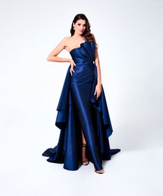 Discover our stunning slit dress for women—the ideal blend of style and comfort. Shop now for a skirt dress with a bias cut, perfect for a party outfit. Long Elegant Dresses, Mnm Couture, Straight Across Neckline, Simple Bridesmaid Dresses, Plastic Dress, Mother Of The Bride Gown, Bride Gown, Sleeveless Gown, Blue Gown