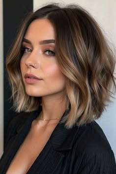 Short Hair Balayage Round Face, Bob Hair With Balayage, Textured Bob Medium Shoulder Length, Dark Bob Balayage, Shoulder Length Bob With Highlights, Shirt Hairstyles For Thick Hair, Brunette Hair Bob Mid Length, Short Dark Hair With Highlights Straight, Medium Length Lobs