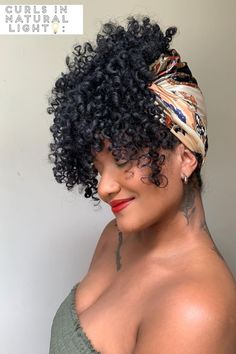 Sua sortuda com caracóis e uma testa grande, pode facilmente livrar-se do seu mini problema! Utilize um elástico de cabelo ou um elástico para prender o seu cabelo solto num estilo de ananás. Este look simples e fixe também pode ser decorado com um lenço para o cabelo ou qualquer outro acessório que preferir.
 // Crédito da foto: instagram @caracóispormarina Look Cool, Instagram