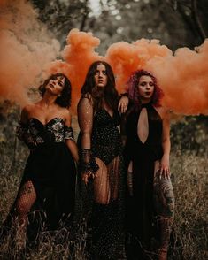 Make your Halloween photoshoot magical with smoke bombs. These are a no heat, 90 second bomb and come in a ton of colors 💙💛❤️💜🤍🤎💚💖🖤 go check their IG for awesome inspiration 🥳 @Shutterbombs Rauch Fotografie, Photo Halloween, Halloween Photography, Halloween Photo, Women In Black, Shotting Photo, Photoshoot Idea, Halloween Photoshoot