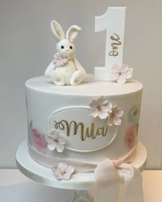 Torturi Baby Shower, 1st Bday Cake, Cupcakes Decorados, 1st Birthday Cakes, Bunny Birthday, Bunny Cake