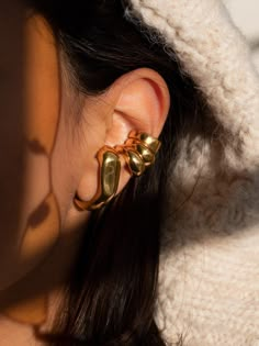 Chunky Gold Hoop Earrings, Chunky Earrings, Gold Earrings For Women, Gold Ear Cuff, Dope Jewelry, Jewelry Lookbook, Fashion Jewelry Earrings, Ear Jewelry, Jewelry Inspo