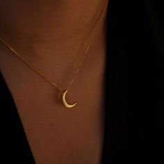 Gold Crescent Moon Necklace Luxury Crescent Necklaces For Women, Gold Moon Jewelry, Celestial Jewelry Gold, Moon Necklace Aesthetic, Jwellary Unique, Cute Dainty Jewelry, Artemis Costume, Gold Crescent Moon Necklace, Gold Sun Necklace