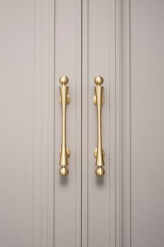 Immerse yourself in the world of modern interior design with our scroll brass cabinet hardware. Explore a fusion of form and function, offering a sleek touch to your contemporary kitchen. Shop today with free shipping at The Boutique Handle Co! Brass Wardrobe Pulls, Backplate Cabinet Hardware, Drawer Handles Ideas, Gold Wardrobe Handles, Unique Handles, Wardrobe Knobs, Gold Pulls, Brass Cabinet Pull, Unique Hardware